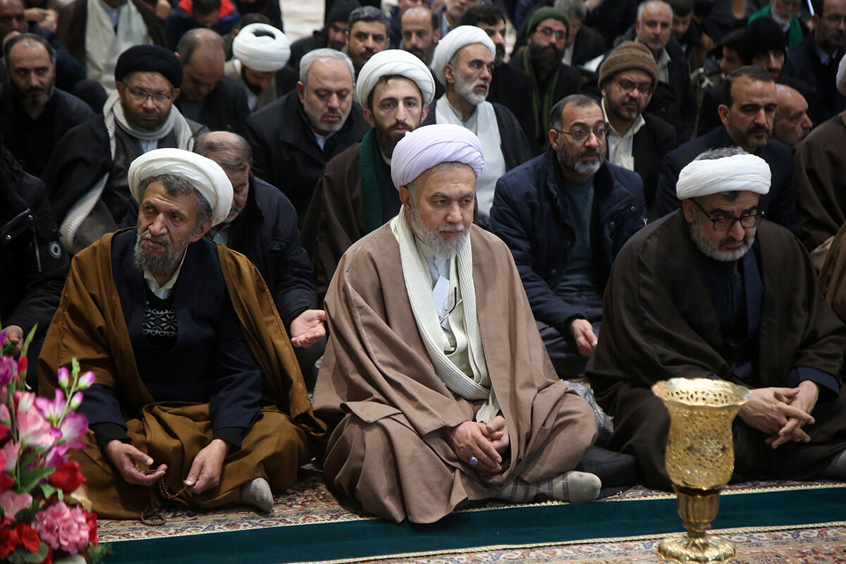 غبارروبی مزار آیت‌الله مصباح یزدی در حرم حضرت معصومه(س) + تصاویر