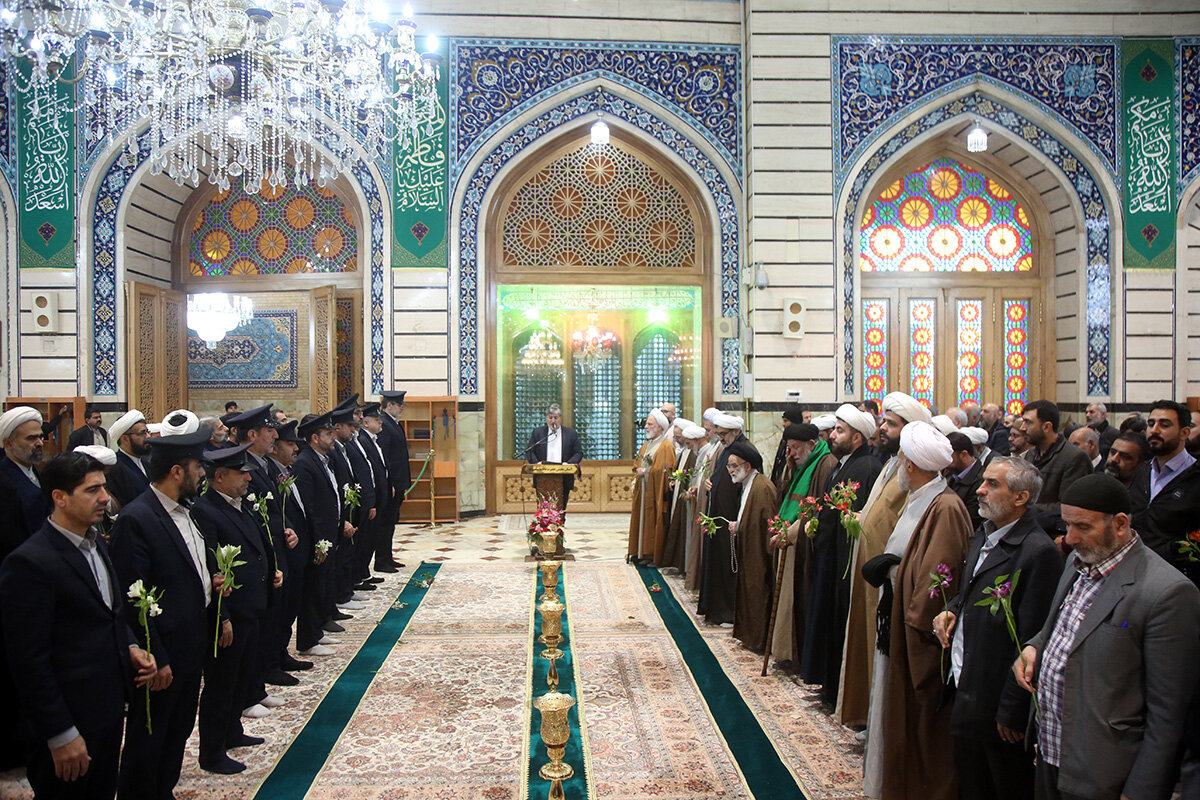 غبارروبی مزار آیت‌الله مصباح یزدی در حرم حضرت معصومه(س) + تصاویر