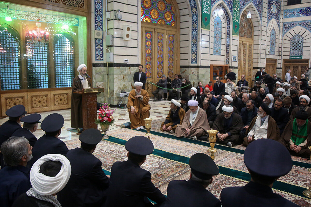 غبارروبی مزار آیت‌الله مصباح یزدی در حرم حضرت معصومه(س) + تصاویر