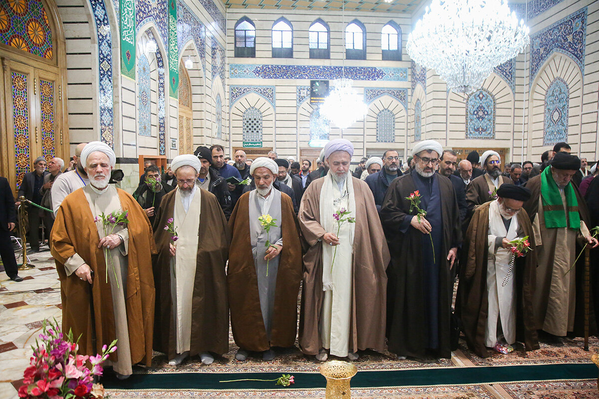 غبارروبی مزار آیت‌الله مصباح یزدی در حرم حضرت معصومه(س) + تصاویر