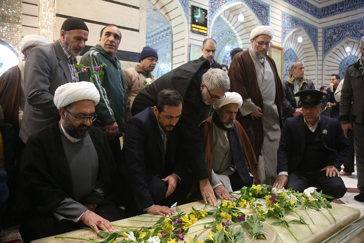 غبارروبی مزار آیت‌الله مصباح یزدی در حرم حضرت معصومه(س) + تصاویر