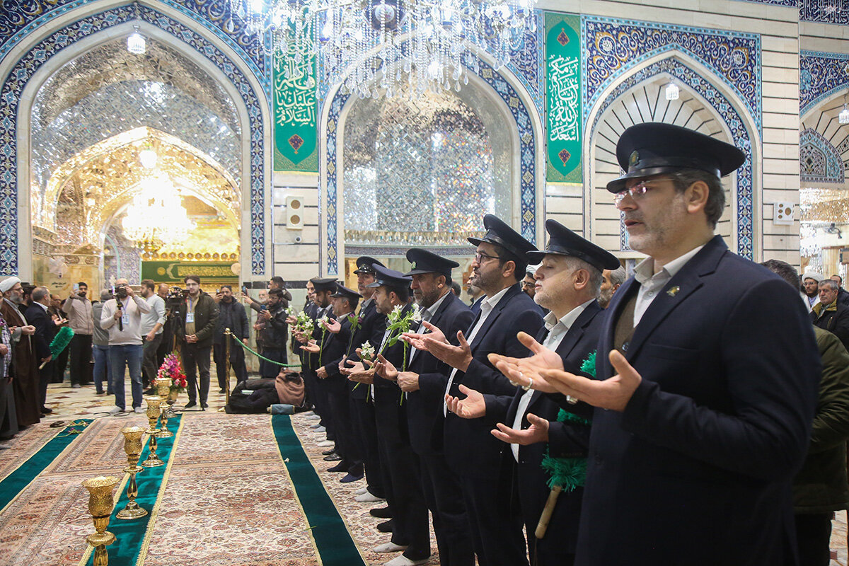 غبارروبی مزار آیت‌الله مصباح یزدی در حرم حضرت معصومه(س) + تصاویر