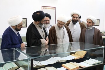 بازدید معاون تهذیب و تربیت حوزه های علمیه کشور از گنجینه منابع تفسیر و علوم قرآنی یزد+تصاویر