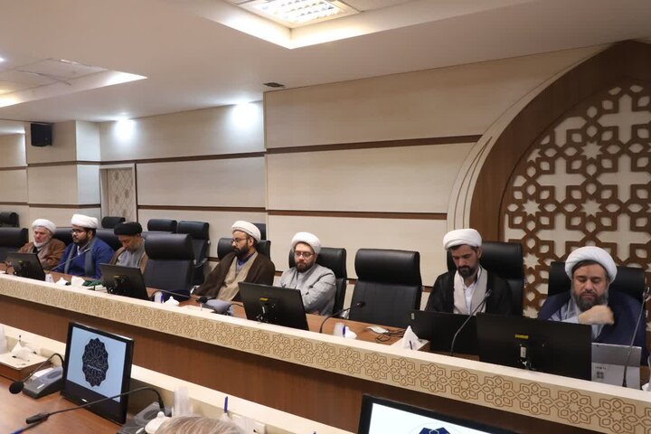 تصاویر/ حضور استاندار قم در جلسه ستاد راهبری حوزه‌های علمیه
