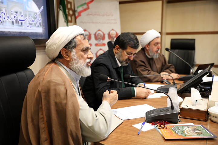 تصاویر/دیدار دبیران ستادهای راهبردی حوزه های علمیه با استاندار قم