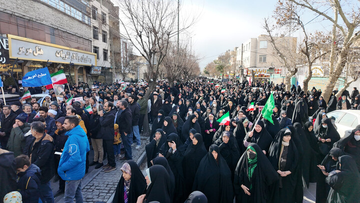 تصاویر / خروش مردم همدان در محکومیت هتک حرمت اغتشاشگران به ساحت قرآن کریم