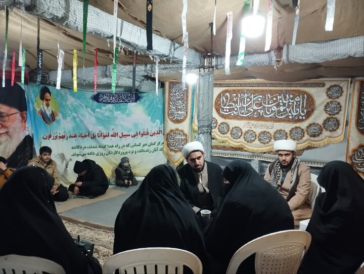 آغاز به‌کار موکب طلاب سطح عالی کرمان با اجرای برنامه‌های عبادی، فرهنگی و مشاوره‌ای در مسیر گلزار شهدای کرمان – جمعه، دی‌ماه ۱۴۰۴