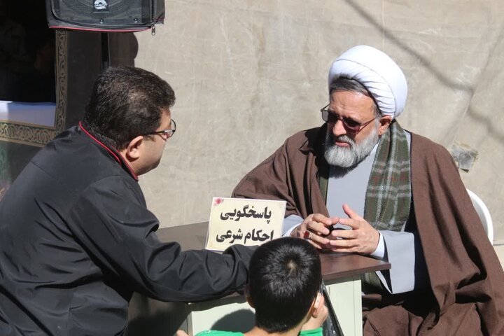 آغاز به‌کار موکب طلاب سطح عالی کرمان با اجرای برنامه‌های عبادی، فرهنگی و مشاوره‌ای در مسیر گلزار شهدای کرمان – جمعه، دی‌ماه ۱۴۰۴