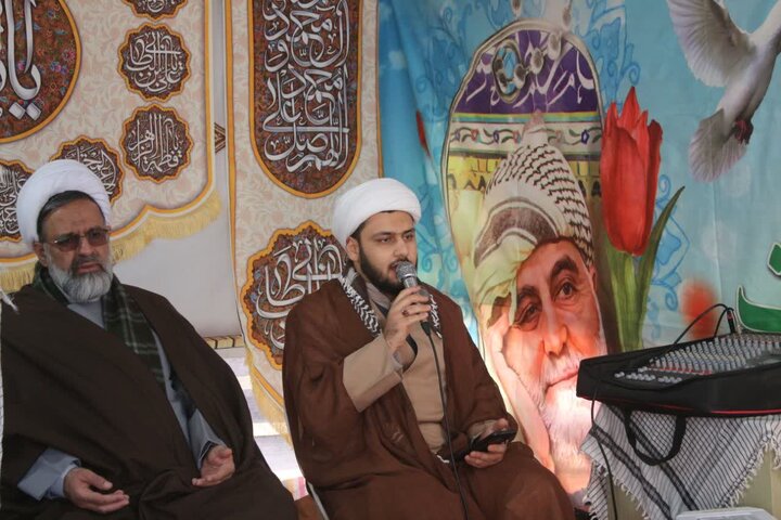 آغاز به‌کار موکب طلاب سطح عالی کرمان با اجرای برنامه‌های عبادی، فرهنگی و مشاوره‌ای در مسیر گلزار شهدای کرمان – جمعه، دی‌ماه ۱۴۰۴