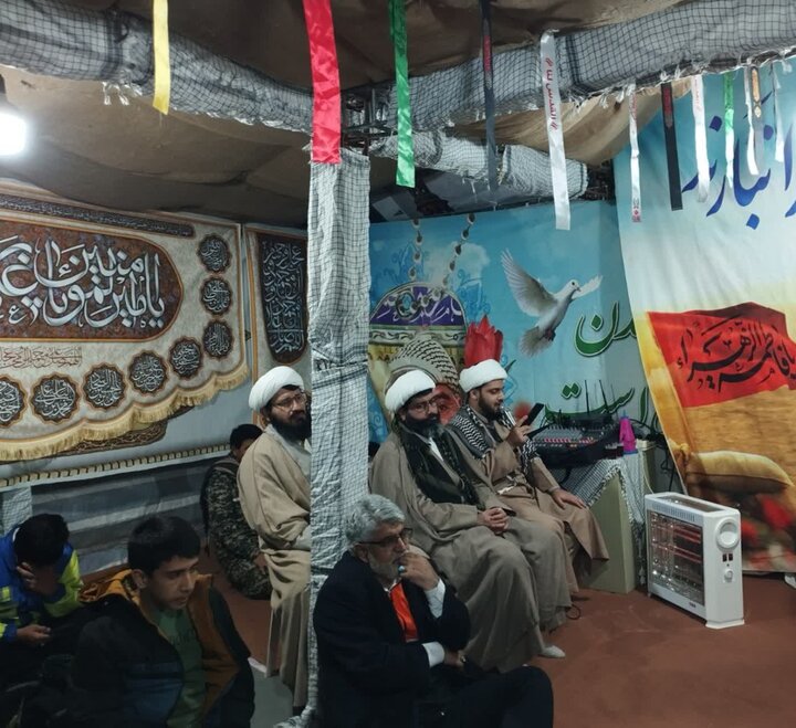 آغاز به‌کار موکب طلاب سطح عالی کرمان با اجرای برنامه‌های عبادی، فرهنگی و مشاوره‌ای در مسیر گلزار شهدای کرمان – جمعه، دی‌ماه ۱۴۰۴