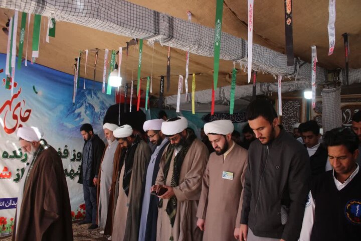 آغاز به‌کار موکب طلاب سطح عالی کرمان با اجرای برنامه‌های عبادی، فرهنگی و مشاوره‌ای در مسیر گلزار شهدای کرمان – جمعه، دی‌ماه ۱۴۰۴