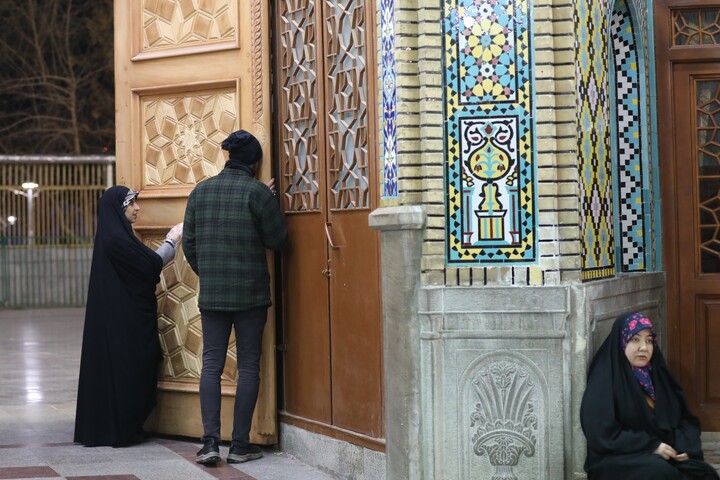 تصاویر/ حال و هوای حرم مطهر حضرت معصومه (س) در شب میلاد امیرالمومنین علیه السلام