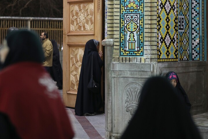 تصاویر/ حال و هوای حرم مطهر حضرت معصومه (س) در شب میلاد امیرالمومنین علیه السلام