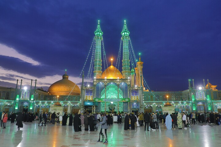 تصاویر/ حال و هوای حرم مطهر حضرت معصومه (س) در شب میلاد امیرالمومنین علیه السلام