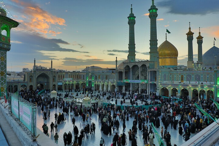 تصاویر/ حال و هوای حرم مطهر حضرت معصومه (س) در شب میلاد امیرالمومنین علیه السلام