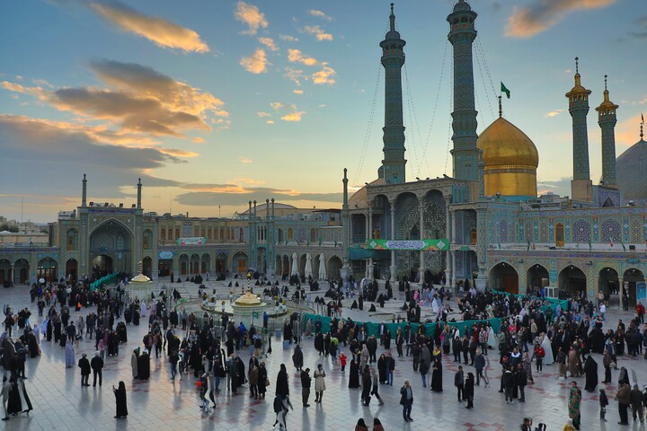 تصاویر/ حال و هوای حرم مطهر حضرت معصومه (س) در شب میلاد امیرالمومنین علیه السلام