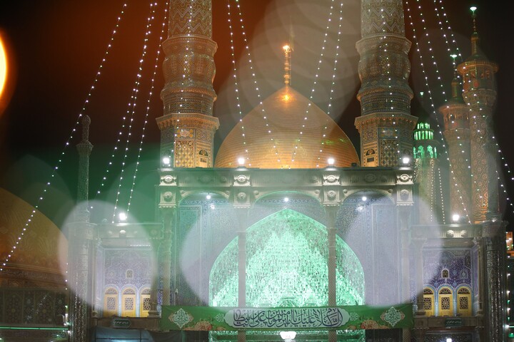 تصاویر/ حال و هوای حرم مطهر حضرت معصومه (س) در شب میلاد امیرالمومنین علیه السلام