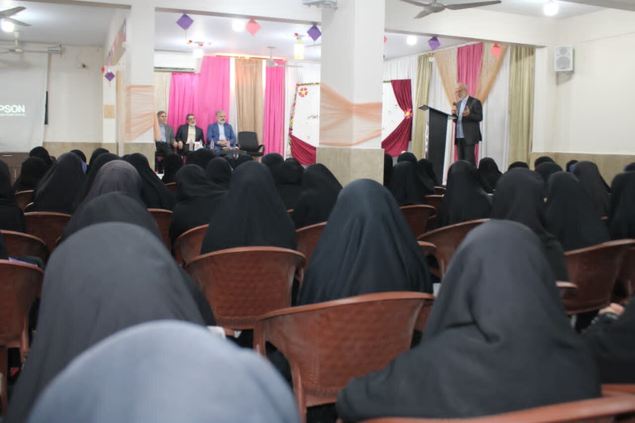 ایرانی وفد کا جامعۃ المصطفیٰ کراچی شعبۂ طالبات کا دورہ؛ قرآن سے عملی وابستگی، فرد اور معاشرے کی اصلاح کے لیے ناگزیر: وفد کا نشست سے خطاب