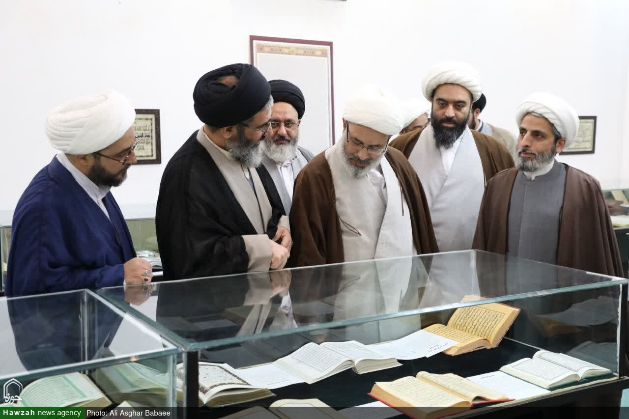 بازدید معاون تهذیب و تربیت حوزه های علمیه کشور از گنجینه منابع تفسیر و علوم قرآنی یزد+تصاویر