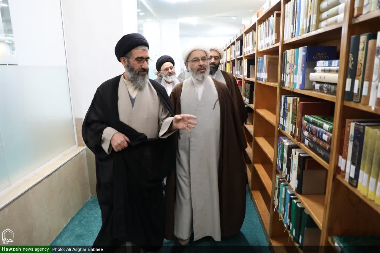 بازدید معاون تهذیب و تربیت حوزه های علمیه کشور از گنجینه ی منابع تفسیر و علوم قرآنی یزد+عکس