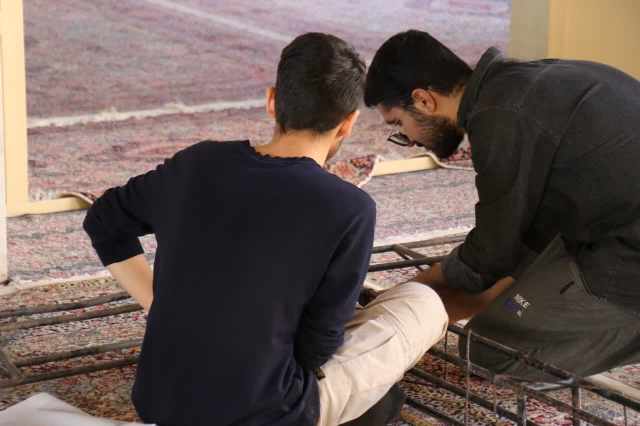 آماده‌سازی فضای مسجد توسط طلاب مدرسه علمیه محمودیه کرمان برای برگزاری اعتکاف «راهیان ملکوت ۳» – ۱۲ دی‌ماه ۱۴۰۴