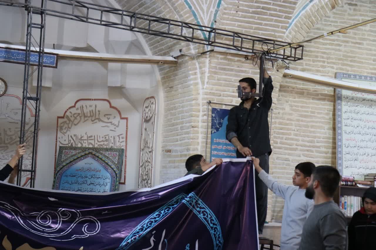 آماده‌سازی فضای مسجد توسط طلاب مدرسه علمیه محمودیه کرمان برای برگزاری اعتکاف «راهیان ملکوت ۳» – ۱۲ دی‌ماه ۱۴۰۴