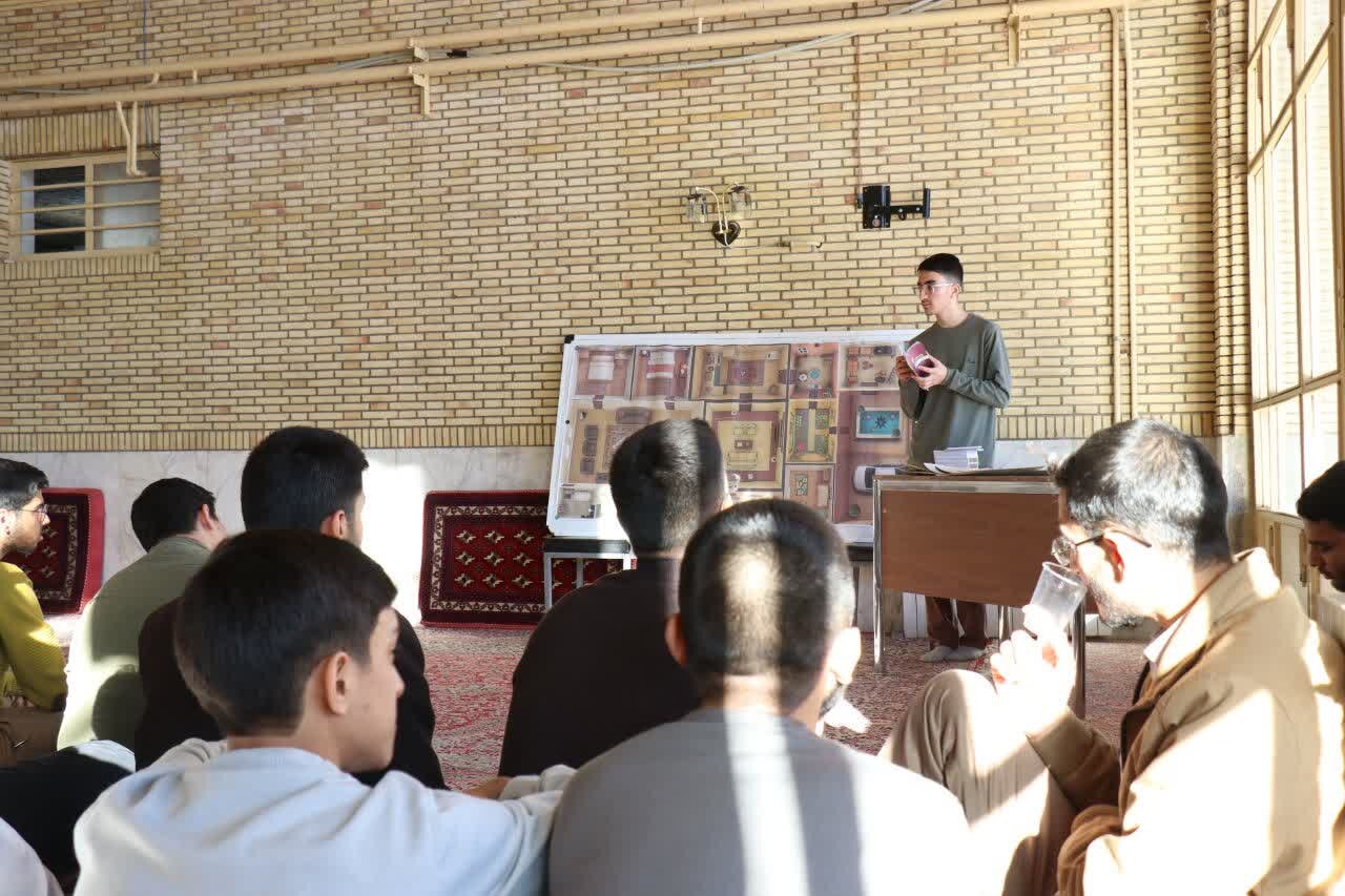 آماده‌سازی فضای مسجد توسط طلاب مدرسه علمیه محمودیه کرمان برای برگزاری اعتکاف «راهیان ملکوت ۳» – ۱۲ دی‌ماه ۱۴۰۴