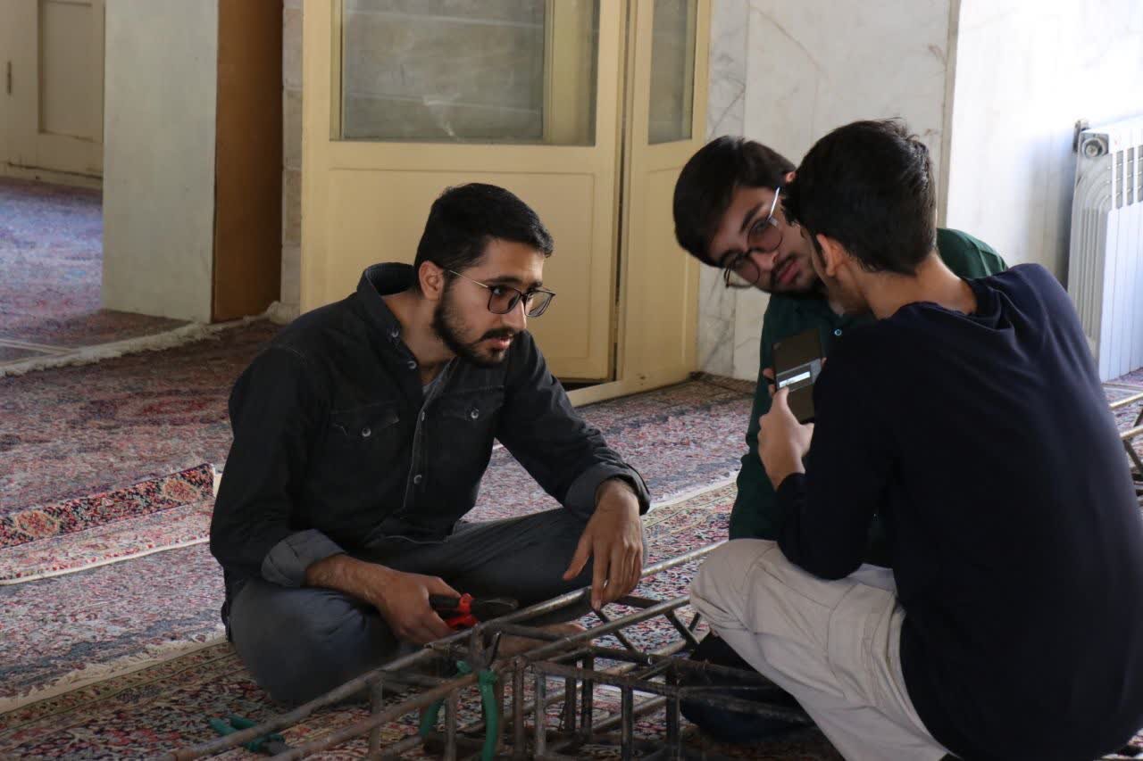 آماده‌سازی فضای مسجد توسط طلاب مدرسه علمیه محمودیه کرمان برای برگزاری اعتکاف «راهیان ملکوت ۳» – ۱۲ دی‌ماه ۱۴۰۴