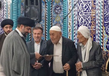 تجلیل از دو پدر شهید در گناوه همزمان با میلاد امیرالمؤمنین علی(ع) و روز پدر