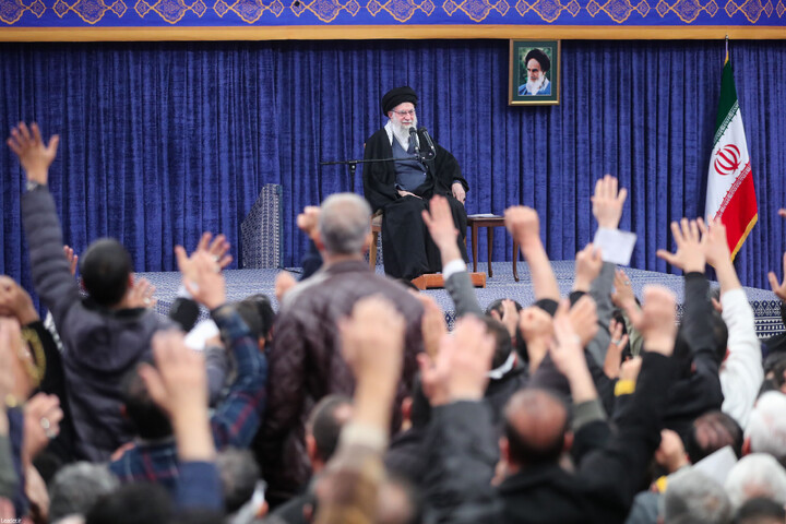 تصاویر/ دیدار خانواده شهدای اقتدار با رهبر انقلاب در روز میلاد امیرالمومنین علیه‌السلام