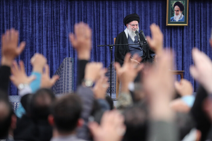 تصاویر/ دیدار خانواده شهدای اقتدار با رهبر انقلاب در روز میلاد امیرالمومنین علیه‌السلام