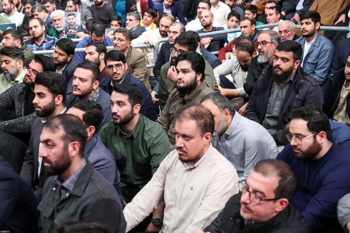 تصاویر/ دیدار خانواده شهدای اقتدار با رهبر انقلاب در روز میلاد امیرالمومنین علیه‌السلام