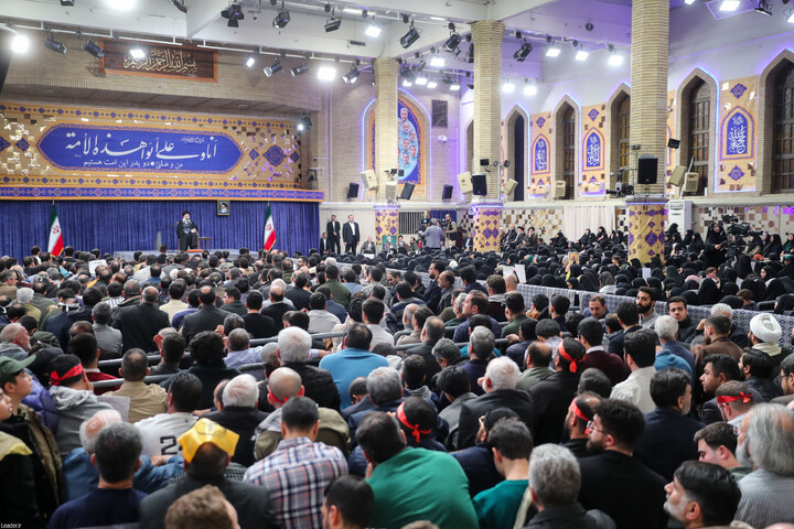 تصاویر/ دیدار خانواده شهدای اقتدار با رهبر انقلاب در روز میلاد امیرالمومنین علیه‌السلام