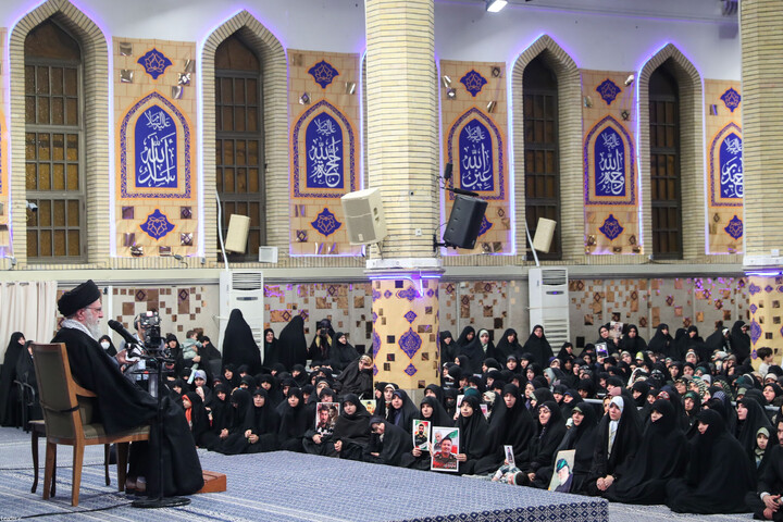 تصاویر/ دیدار خانواده شهدای اقتدار با رهبر انقلاب در روز میلاد امیرالمومنین علیه‌السلام