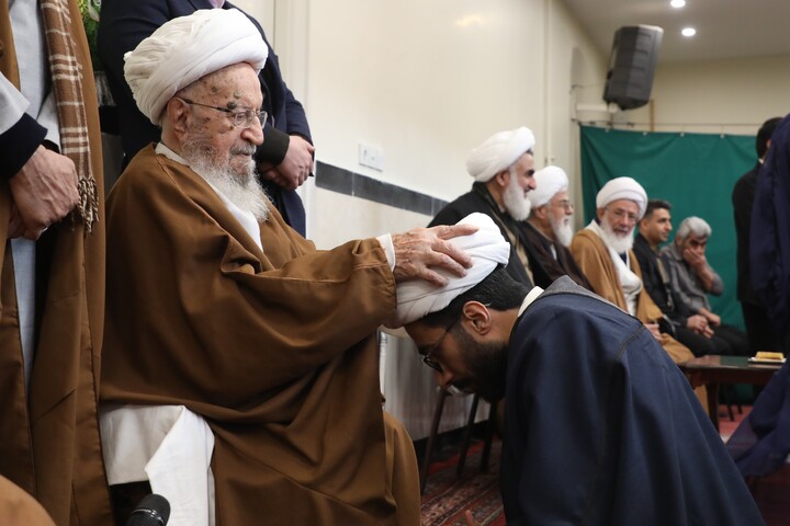 تصاویر/ مراسم عمامه گذاری طلاب توسط آیت الله العظمی مکارم شیرازی
