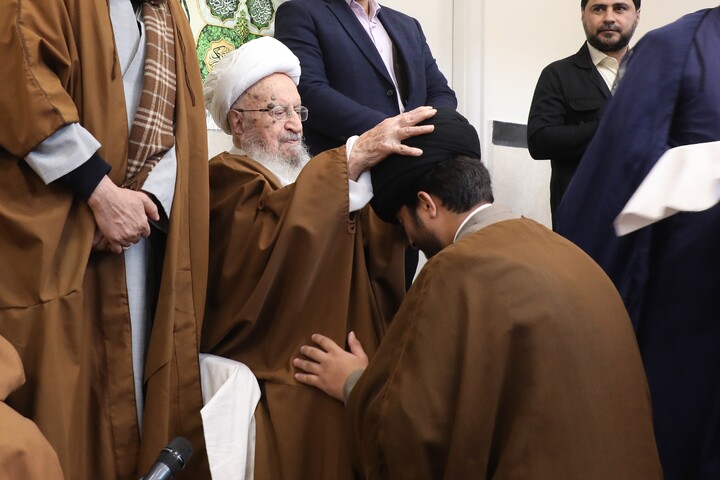 تصاویر/ مراسم عمامه گذاری طلاب توسط آیت الله العظمی مکارم شیرازی