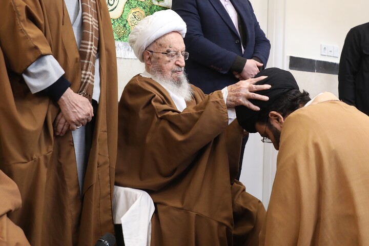 تصاویر/ مراسم عمامه گذاری طلاب توسط آیت الله العظمی مکارم شیرازی