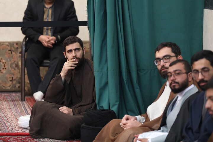 تصاویر/ مراسم عمامه گذاری طلاب توسط آیت الله العظمی مکارم شیرازی