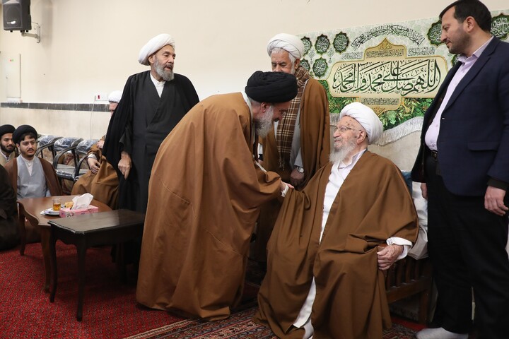 تصاویر/ مراسم عمامه گذاری طلاب توسط آیت الله العظمی مکارم شیرازی