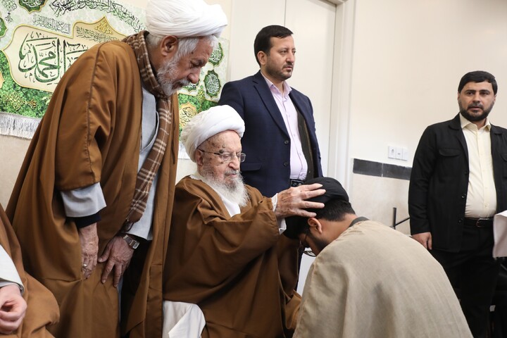 تصاویر/ مراسم عمامه گذاری طلاب توسط آیت الله العظمی مکارم شیرازی