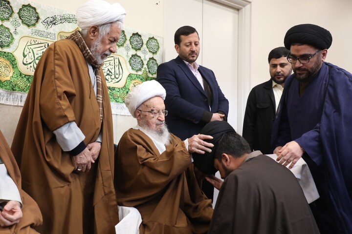 تصاویر/ مراسم عمامه گذاری طلاب توسط آیت الله العظمی مکارم شیرازی