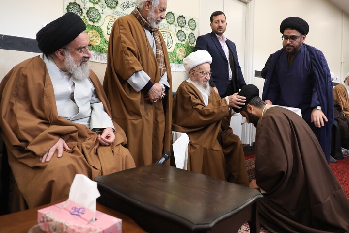 تصاویر/ مراسم عمامه گذاری طلاب توسط آیت الله العظمی مکارم شیرازی