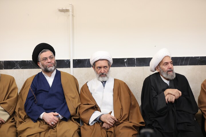 تصاویر/ مراسم عمامه گذاری طلاب توسط آیت الله العظمی مکارم شیرازی