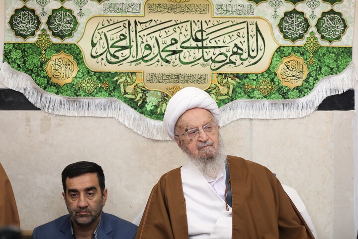 تصاویر/ مراسم عمامه گذاری طلاب توسط آیت الله العظمی مکارم شیرازی