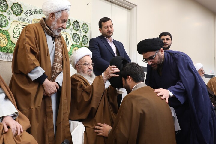تصاویر/ مراسم عمامه گذاری طلاب توسط آیت الله العظمی مکارم شیرازی