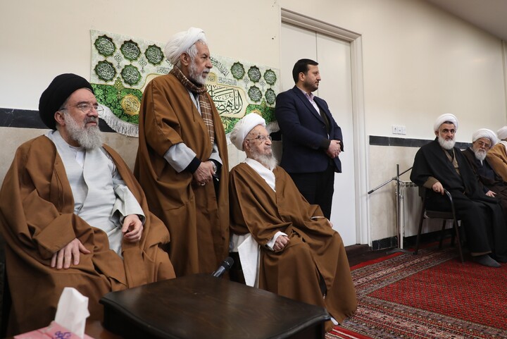 تصاویر/ مراسم عمامه گذاری طلاب توسط آیت الله العظمی مکارم شیرازی