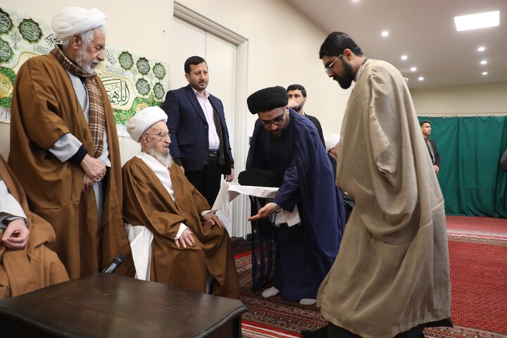 تصاویر/ مراسم عمامه گذاری طلاب توسط آیت الله العظمی مکارم شیرازی