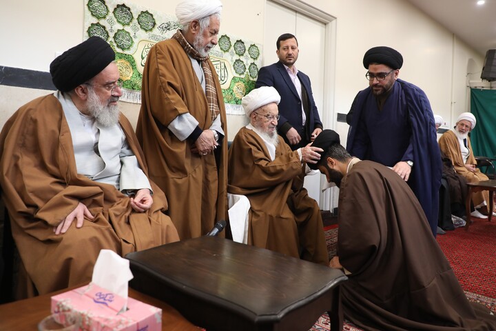 تصاویر/ مراسم عمامه گذاری طلاب توسط آیت الله العظمی مکارم شیرازی