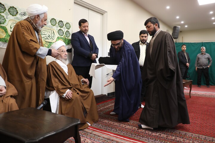 تصاویر/ مراسم عمامه گذاری طلاب توسط آیت الله العظمی مکارم شیرازی