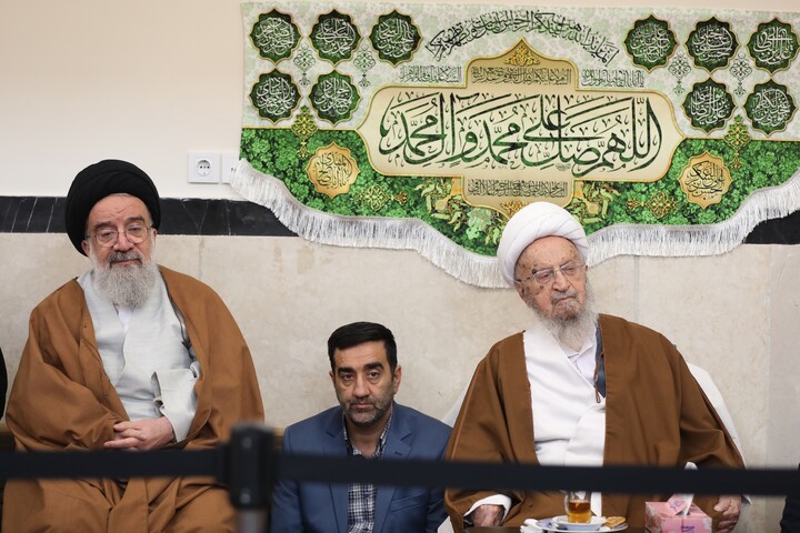 تصاویر/ مراسم عمامه گذاری طلاب توسط آیت الله العظمی مکارم شیرازی